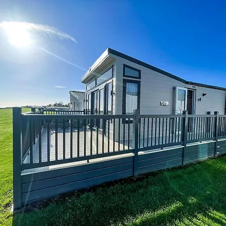 Stunning Caravan With Full Sea Views At Broadland Sands In Suffolk Ref 20236Bs Hopton on Sea Exterior photo