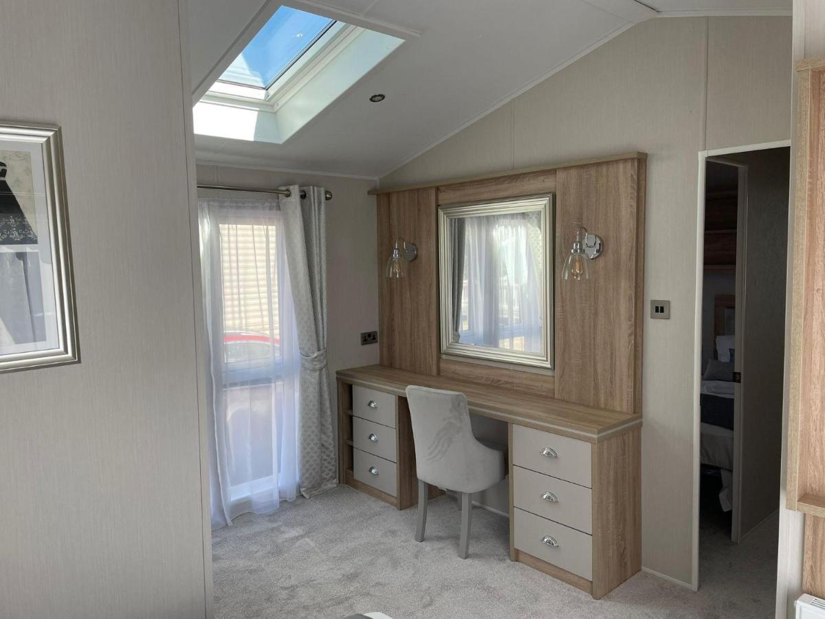 Stunning Caravan With Full Sea Views At Broadland Sands In Suffolk Ref 20236bs * Hopton on Sea